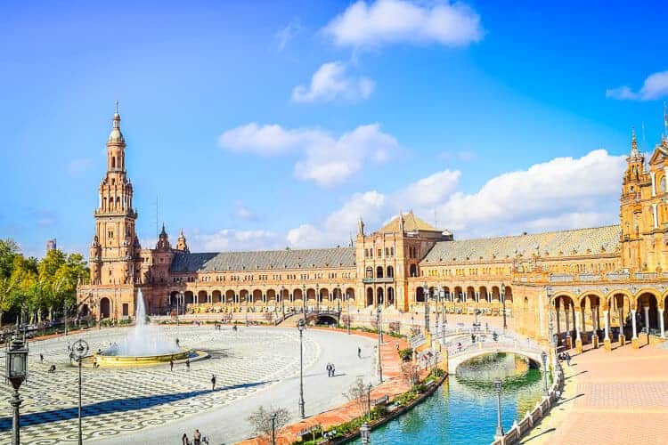 An ariel view of the semi circle shape of plaza esapan in Seville You can see the lagoon and bridges the make this building unique. a must see on your 3 days in seville