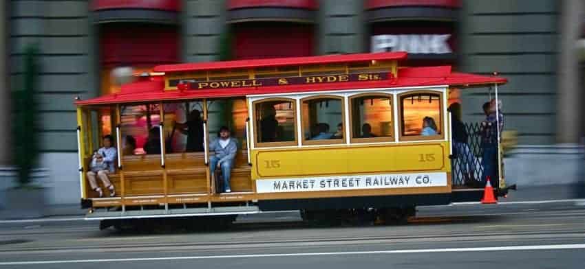 ridning a San francisco cable car