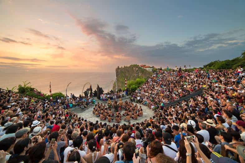 A crowd at Uluwatuu waiting to see the fire dance