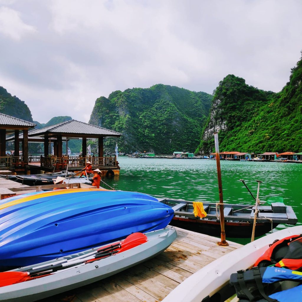 floating village in Haling Bay