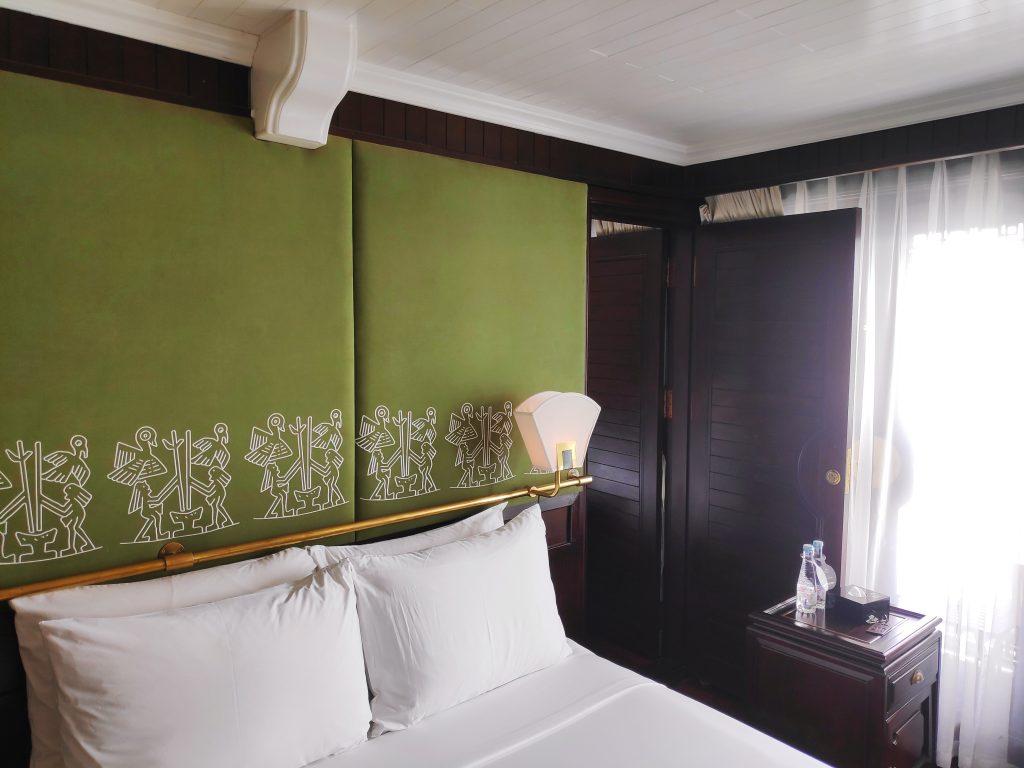 room on Halong bay cruise with Bhaya