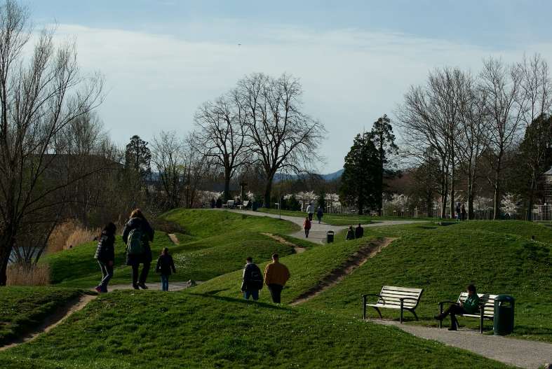 people walking around the path at seepark Freiburg