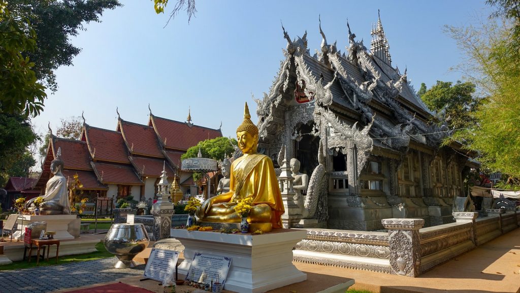 temples in the middle of Chinag Mai