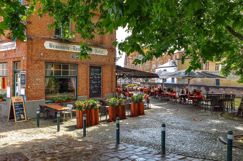 Eating outside is one of the most wonderful things to do in Bruges with teenagers