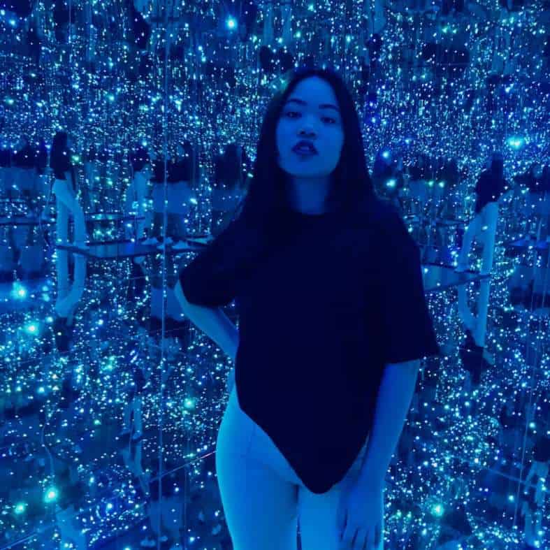 a female teen ataking a selfie at the cosmos museum in warsaw