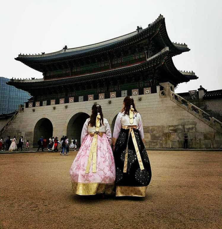 2 teens dressed in traditional Korean dress