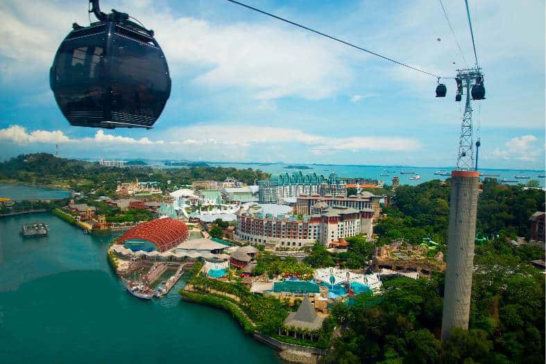the cable car crossing the water to sentosa island in Singapore