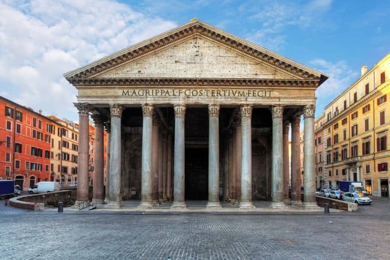The pantheon in the middle of Rome