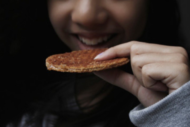 a teenager eating at stoopwfel in Holland