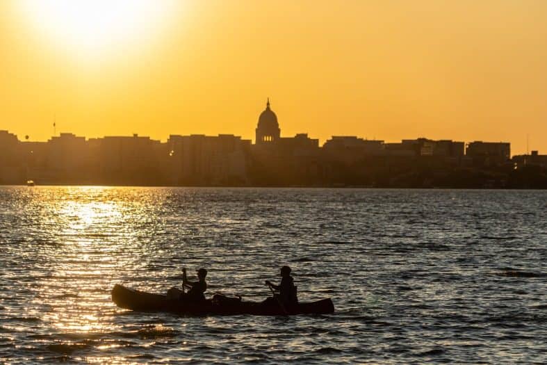 2 teenagers canoeing in Istanbul