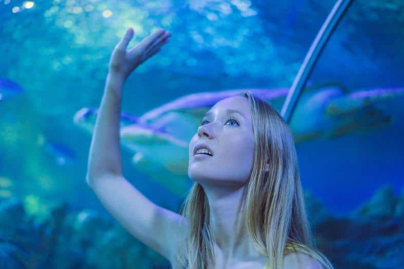 a teenage girl in manchester at the aquarium