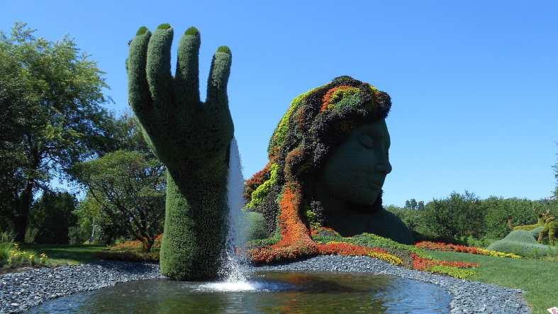 a sculpture of waman in a park in Montgreal Canada