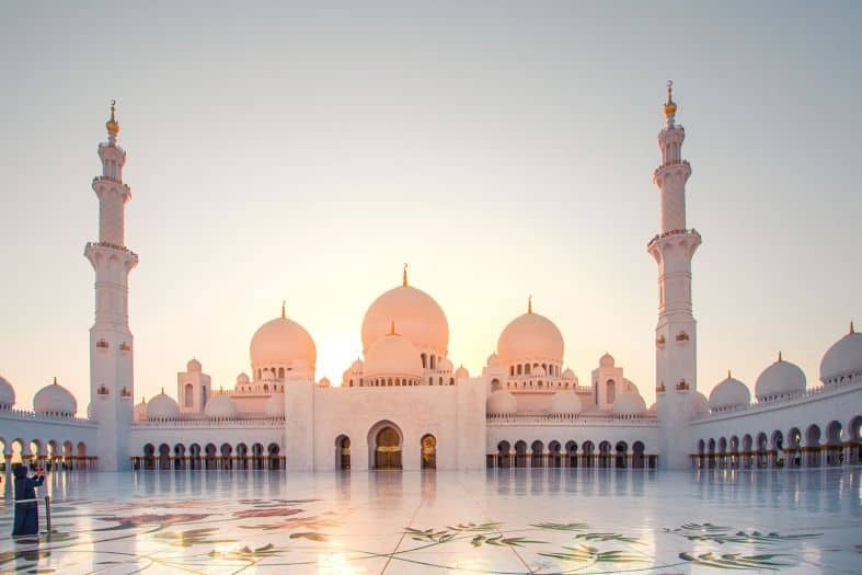 The amazing mosque in Abu Dhabi is the biggest in the U.A.E