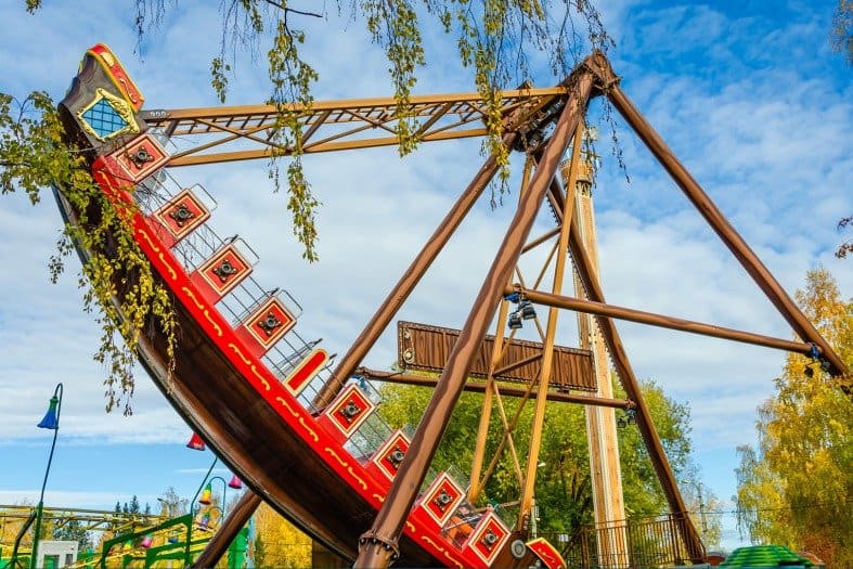 Seoul land amusement park pirate ship is popular with teenagers