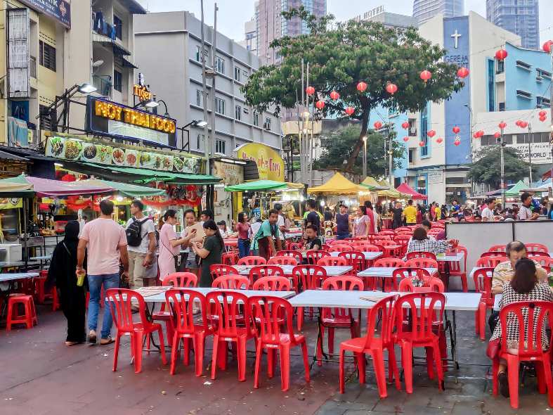 eating a t night markets in Kuala Lumpur with teenagers