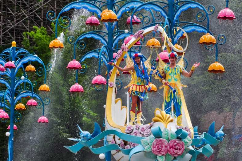 dynamic view of Everland, a bustling theme park in Seoul