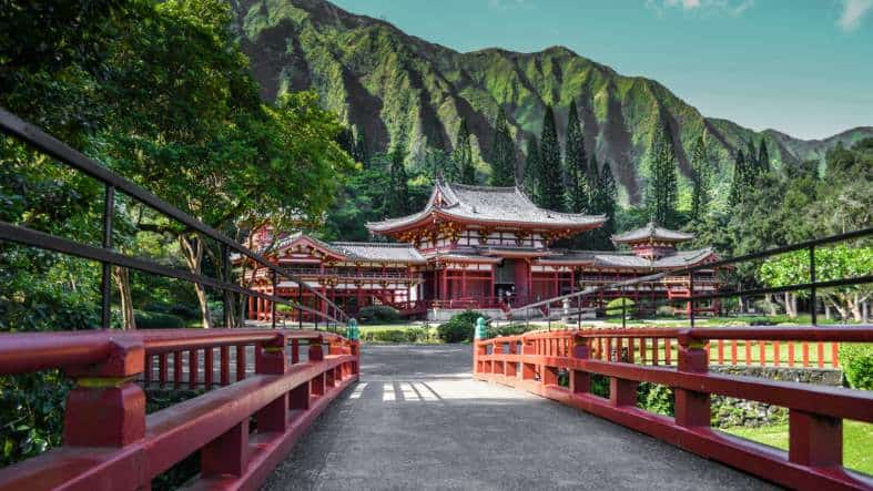 a Japanese temple on the Hawaiian island of Oahuu