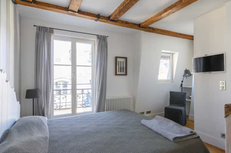 Stylish Parisian apartment with the sophisticated ambiance of a living space in Paris