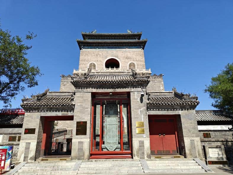 The outside of the beijing Bell Tower